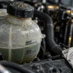 Vase d expansion voiture avec fuite moteur et traces humides